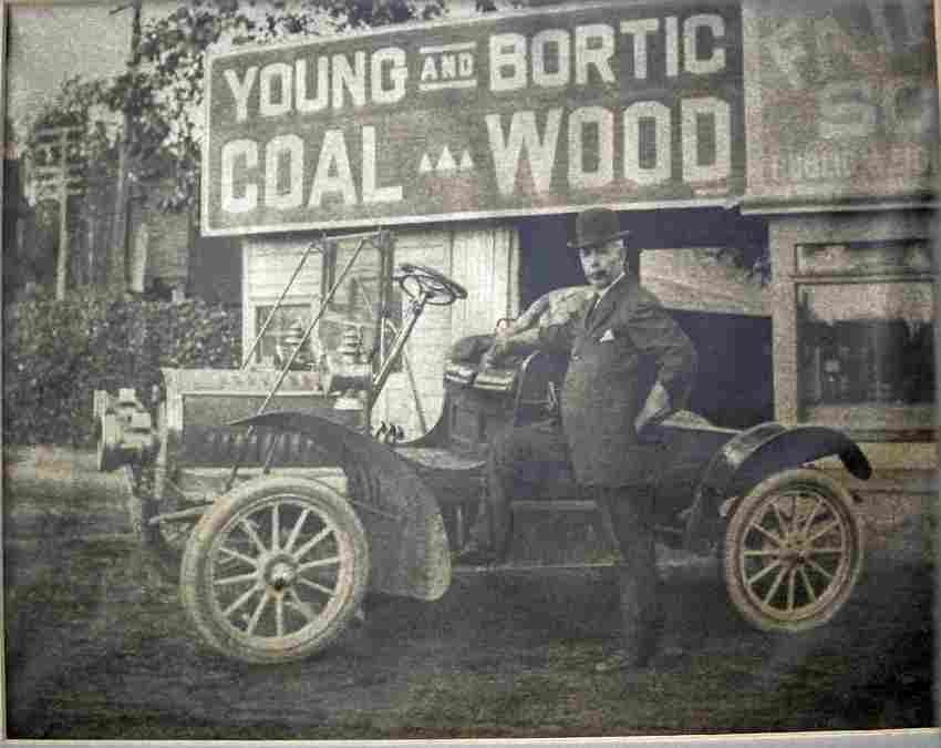 05-06oldcarphoto.jpg - 31481 Bytes